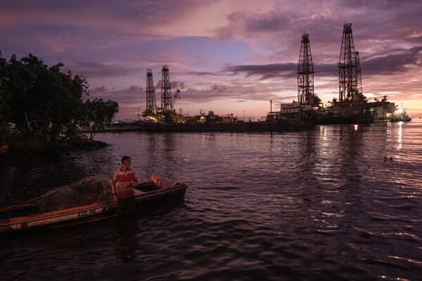 A timeline graphic depicting key events in the history of the Venezuelan oil industry.