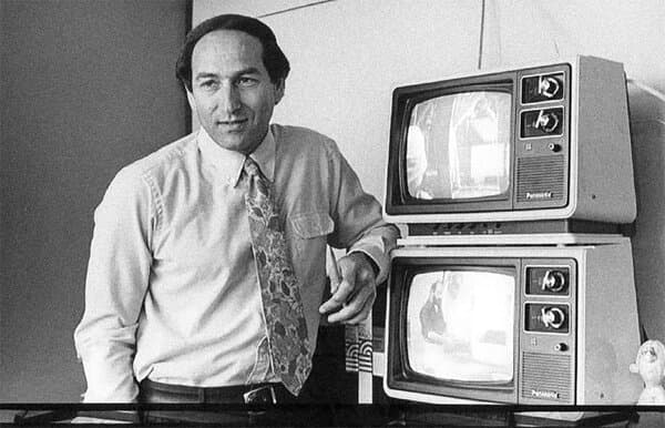 Stewart Cheifet hosting an episode of Computer Chronicles in the 1990s